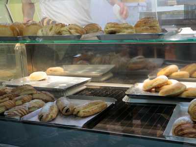 Gli affamati acquirenti possono scegliere tra un'ampia gamma di cornetti, krapfen, mezzetonde, flauti, polacche, zeppole e altre squisitezze farcite nei modi pi� disparati